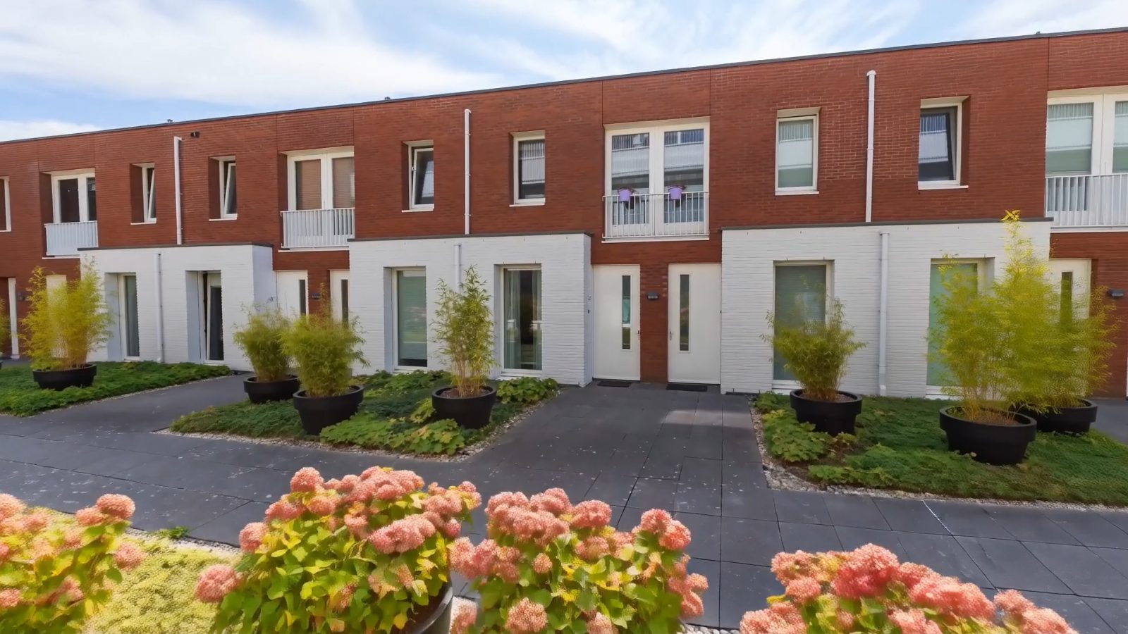 Jacobstraat 47, rij woningen met bloeiende voortuinen